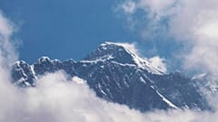 Uma fotografia tirada em Namche Bazar, no Nepal, da montanha mais alta do mundo, o Monte Chomolungma, também conhecido como Monte Evereste na Europa, em 27 de maio de 2019