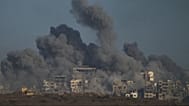 El humo ondea sobre la Franja de Gaza tras un bombardeo israelí, visto desde el sur de Israel, domingo 5 de octubre de 2025.