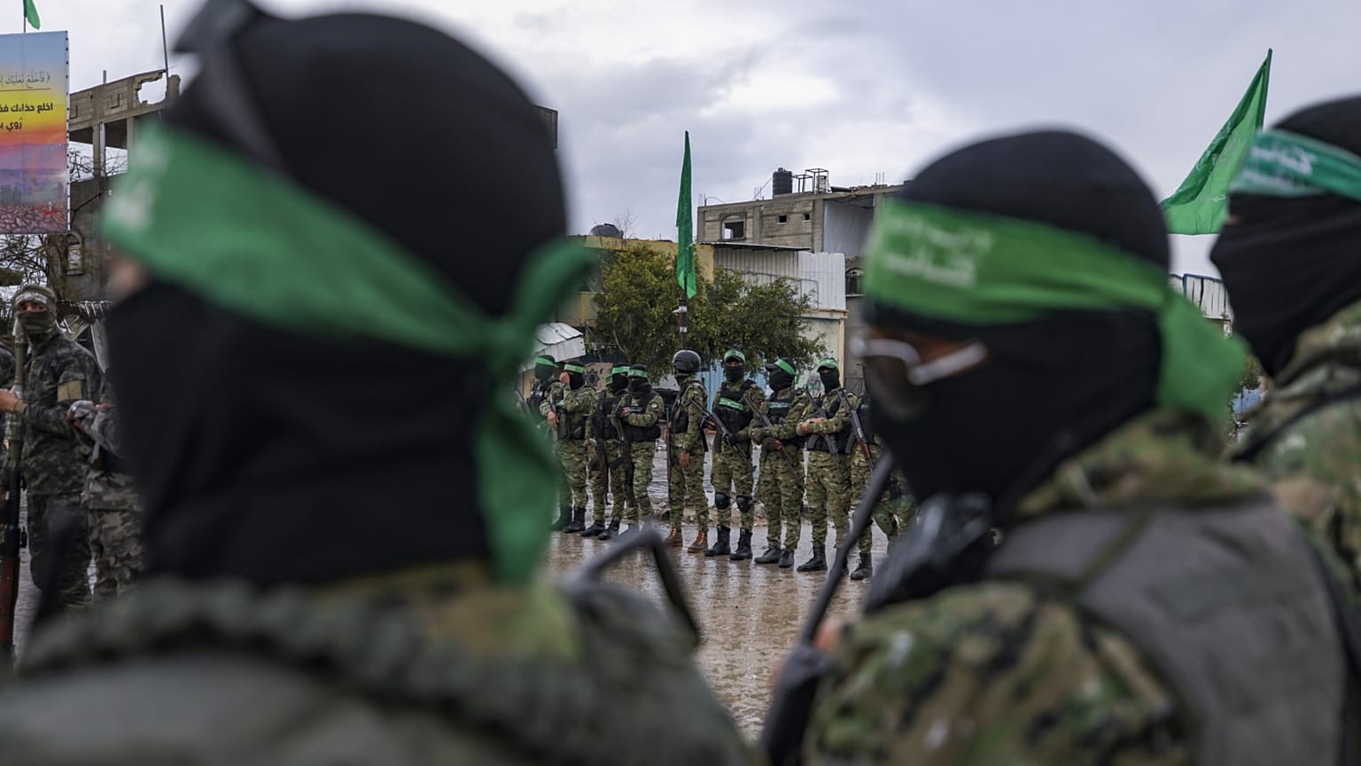 Hamász-terroristák februárban Gáza egyiptomi határánál, Rafahban
