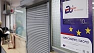 A lengyel soros EU-elnökség kezdete alkalmából kiadott 10 zlotys postai bélyeget ábrázolja egy poszter a lengyel postaszolgálat varsói székházában 2025. január 8-án
