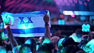 Ein israelischer Fan wartet darauf, dass Yuval Raphael aus Israel den Song "New Day Will Rise", 15. Mai 2025