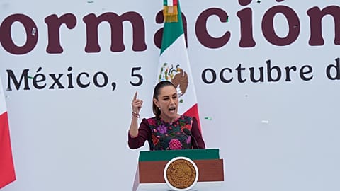 رئيسة المكسيك، كلوديا شينباوم،أثناء خطاب ألقته في ساحة زوكالو، الساحة الرئيسية في مكسيكو سيتي، خلال احتفال بمرور عام على توليها السلطة، يوم الأحد 5 أكتوبر 2025.