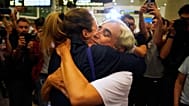 La exalcaldesa de Barcelona, Ada Colau, es abrazada por amigos al llegar al aeropuerto.