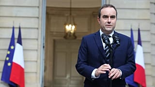 Il primo ministro francese Sebastien Lecornu rilascia una dichiarazione all'Hotel Matignon di Parigi, venerdì 3 ottobre 2025. 