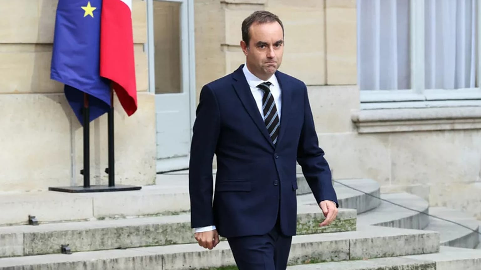 El primer ministro francés, Sébastien Lecornu, llega para hacer una declaración en el Hotel Matignon de París, el viernes 3 de octubre de 2025.