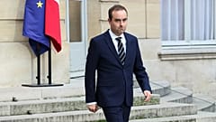 El primer ministro francés, Sébastien Lecornu, llega para hacer una declaración en el Hotel Matignon de París, el viernes 3 de octubre de 2025.