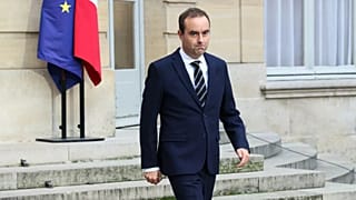 El primer ministro francés, Sébastien Lecornu, llega para hacer una declaración en el Hotel Matignon de París, el viernes 3 de octubre de 2025.