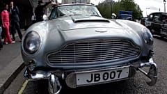 ARCHIVO. El Aston Martin DB5 original conducido por Sean Connery en las películas de James Bond Goldfinger y Thunderball salió a la venta en Londres en julio de 2010.