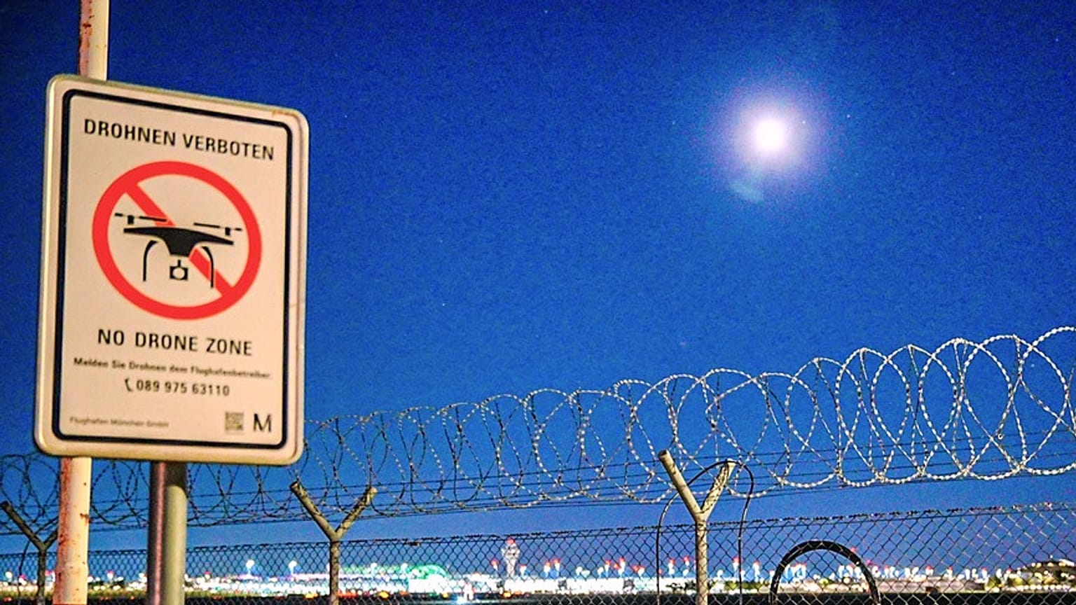 Ein Schild mit einem Drohnenverbot ist am 3. Oktober 2025, am Münchner Flughafen zu sehen