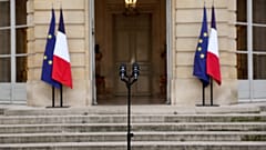 Ένα μικρόφωνο στήνεται στην αυλή για τη δήλωση του απερχόμενου Γάλλου πρωθυπουργού Sebastien Lecornu στο ξενοδοχείο Matignon στο Παρίσι. 6 Οκτωβρίου 2025.
