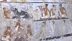 ChatGPT a dit :  Cette image, tirée d'une vidéo du samedi 3 février 2018, montre des peintures murales à l'intérieur d'un tombeau vieux de 4 400 ans, près des pyramides, à l'extérieur du Caire, en Égypte.