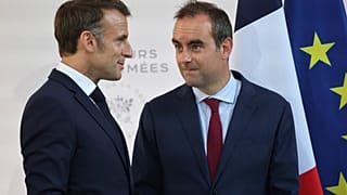 Fransa Cumhurbaşkanı Emmanuel Macron, eski Başbakan Sebastien Lecornu ile birlikte, 13 Temmuz 2025