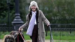 DOSYA: İngiliz yazar Jilly Cooper Londra'daki Crufts Köpek Gösterisine katılıyor, 20 Şubat 2002