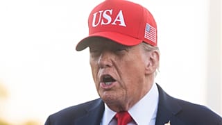 الرئيس دونالد ترامب يتحدث إلى الصحفيين عند وصوله إلى البيت الأبيض في واشنطن، يوم الأحد 5 أكتوبر 2025.
