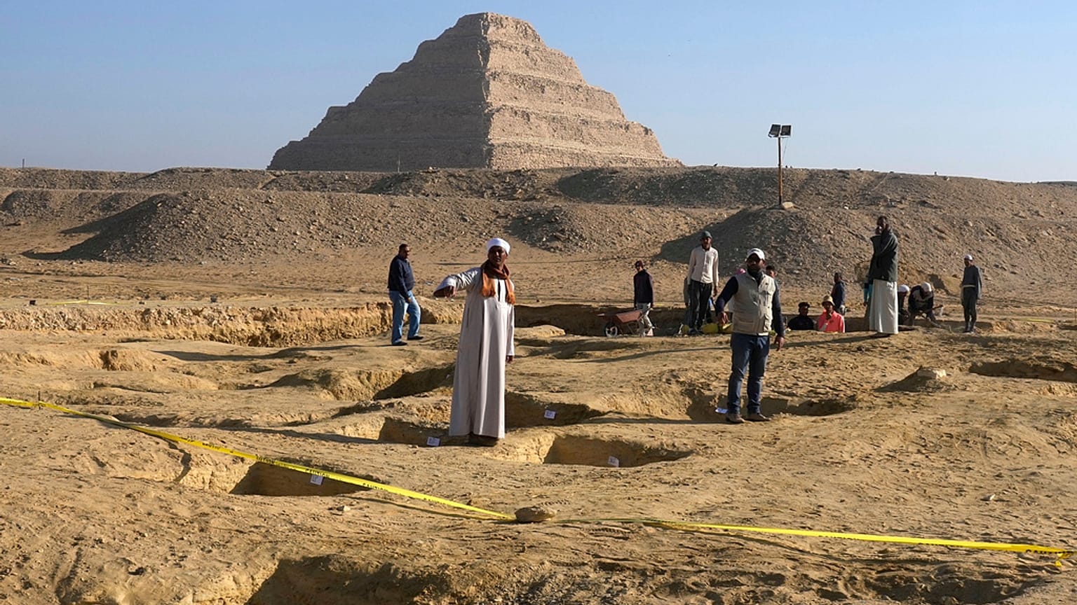  عمال الآثار المصريون يحفرون في موقع هرم زوسر المدرج في سقارة، على بعد 24 كيلومترًا (15 ميلًا) جنوب غرب القاهرة، 26 يناير 2023 