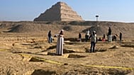  عمال الآثار المصريون يحفرون في موقع هرم زوسر المدرج في سقارة، على بعد 24 كيلومترًا (15 ميلًا) جنوب غرب القاهرة، 26 يناير 2023 