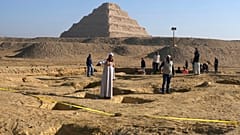  عمال الآثار المصريون يحفرون في موقع هرم زوسر المدرج في سقارة، على بعد 24 كيلومترًا (15 ميلًا) جنوب غرب القاهرة، 26 يناير 2023 