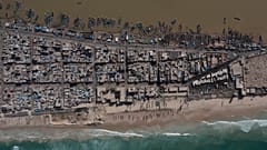 Sur cette image prise par un drone, des maisons se trouvent entre le fleuve Sénégal, en haut, et la plage de l'océan Atlantique qui a été touchée par l'érosion à Saint-Louis, au Sénégal.