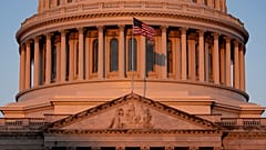 Le Capitole est illuminé à l'aube à Washington, lundi 6 octobre 2025. (AP Photo/J. Scott Applewhite)