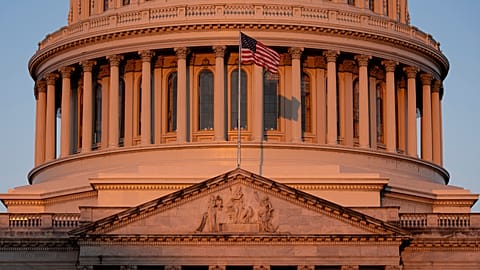 A Capitolium kivilágítva hajnalban Washingtonban, 2025. október 6-án, hétfőn. (AP Photo/J. Scott Applewhite)