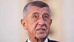 Председатель оппозиционного движения "АНО" (ДА) Андрей Бабиш общается с журналистами после беседы с президентом Чехии Петром Павлом на следующий день после победы на парламентских выборах.