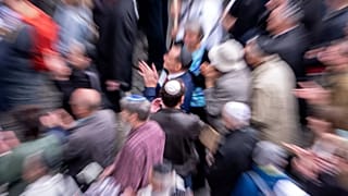 Menschen verschiedener Glaubensrichtungen tragen die jüdische Kippa während einer Demonstration gegen Antisemitismus in Deutschland, 25. April 2018