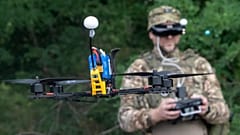 Украинский военнослужащий 57-й моторизованной бригады управляет беспилотным летательным аппаратом FPV на передовой в Харьковской области, 12 августа 2025 года.