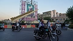 Ένας πύραυλος "Khaibar-buster" και πορτρέτα του ανώτατου ηγέτη του Ιράν Αγιατολάχ Αλί Χαμενεΐ και διοικητών που σκοτώθηκαν σε ισραηλινό πλήγμα τον Ιούνιο