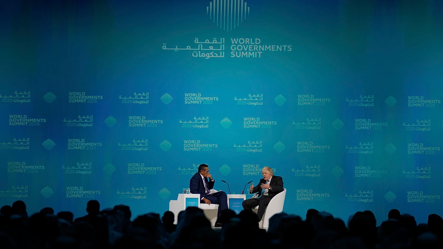 El ex primer ministro del Reino Unido, Boris Johnson, habla con el periodista de 'CNN' Richard Quest durante la Cumbre Mundial de Gobiernos en Dubái, el 12 de febrero de 2025.