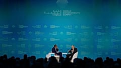 El ex primer ministro del Reino Unido, Boris Johnson, habla con el periodista de 'CNN' Richard Quest durante la Cumbre Mundial de Gobiernos en Dubái, el 12 de febrero de 2025.