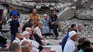 فلسطينيون يؤدّون صلاة عيد الأضحى قرب أنقاض مسجدٍ دمّرته الغارات الإسرائيلية في دير البلح وسط غزة، الجمعة 6 يونيو 2025.