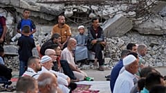 فلسطينيون يؤدّون صلاة عيد الأضحى قرب أنقاض مسجدٍ دمّرته الغارات الإسرائيلية في دير البلح وسط غزة، الجمعة 6 يونيو 2025.