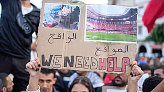 يشارك الناس في احتجاج يقوده الشباب ضد الإفراط في الإنفاق على البنية التحتية لكأس العالم 2030 والدعوة إلى إصلاحات الرعاية الصحية والتعليم، في الدار البيضاء 2025