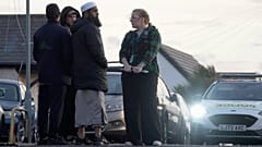 A população local vê os danos no exterior da entrada da mesquita em Peacehaven, na sequência de um presumível ataque incendiário, 5 de outubro de 2025