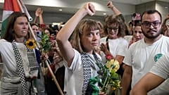 Шведская активистка Грета Тунберг прибывает в международный аэропорт Элефтериос Венизелос в Афинах, 6 октября 2025 года. 
