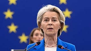 Avrupa Komisyonu Başkanı Ursula von der Leyen, Avrupa Parlamentosu’nda komisyona karşı yapılacak güven oylaması öncesinde konuşurken, 6 Ekim 2025
