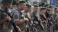 جنود من الجيش اللبناني ينتشرون لمواكبة شاحنات تنقل أسلحة سلّمتها الفصائل الفلسطينية من مخيم الرشيدية إلى الجيش، في صور جنوب لبنان، في 28 أغسطس 2025.