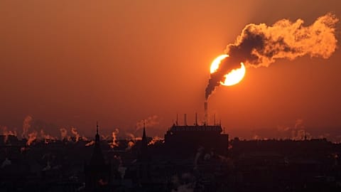 دخان يتصاعد من المداخن في براغ – تشيكيا، 9 يناير 2024.