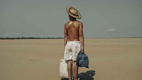 L'une des images les plus bouleversantes est celle d'un Brésilien contemplant le lit asséché de l'Amazone. 