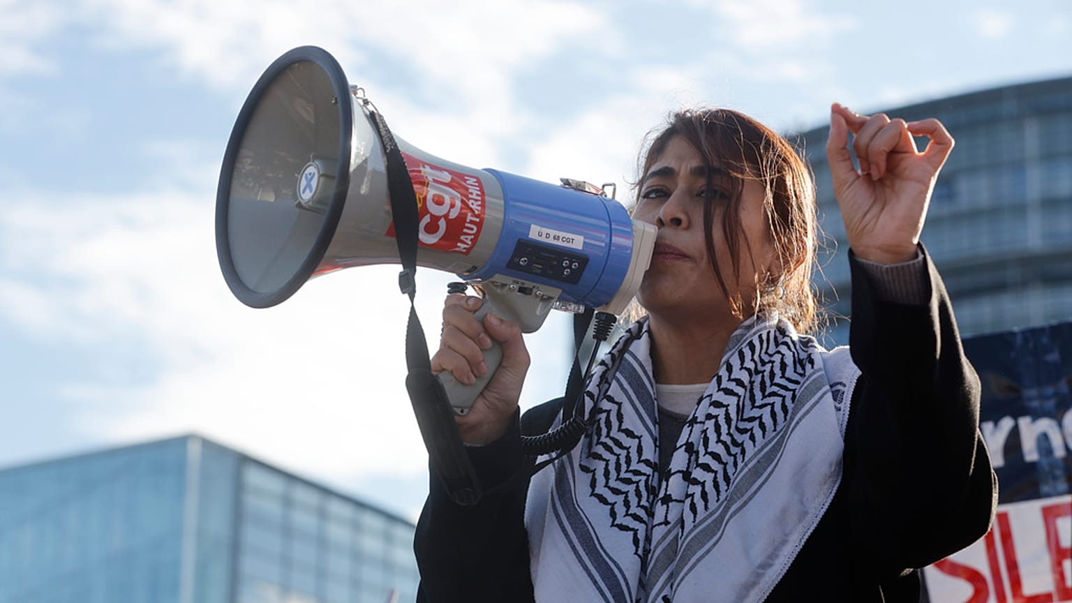 عضو البرلمان الأوروبي ريما حسن تتحدث خلال مظاهرة مؤيدة للفلسطينيين خارج البرلمان الأوروبي في ستراسبورغ، فرنسا، الأربعاء 27 نوفمبر 2024.  