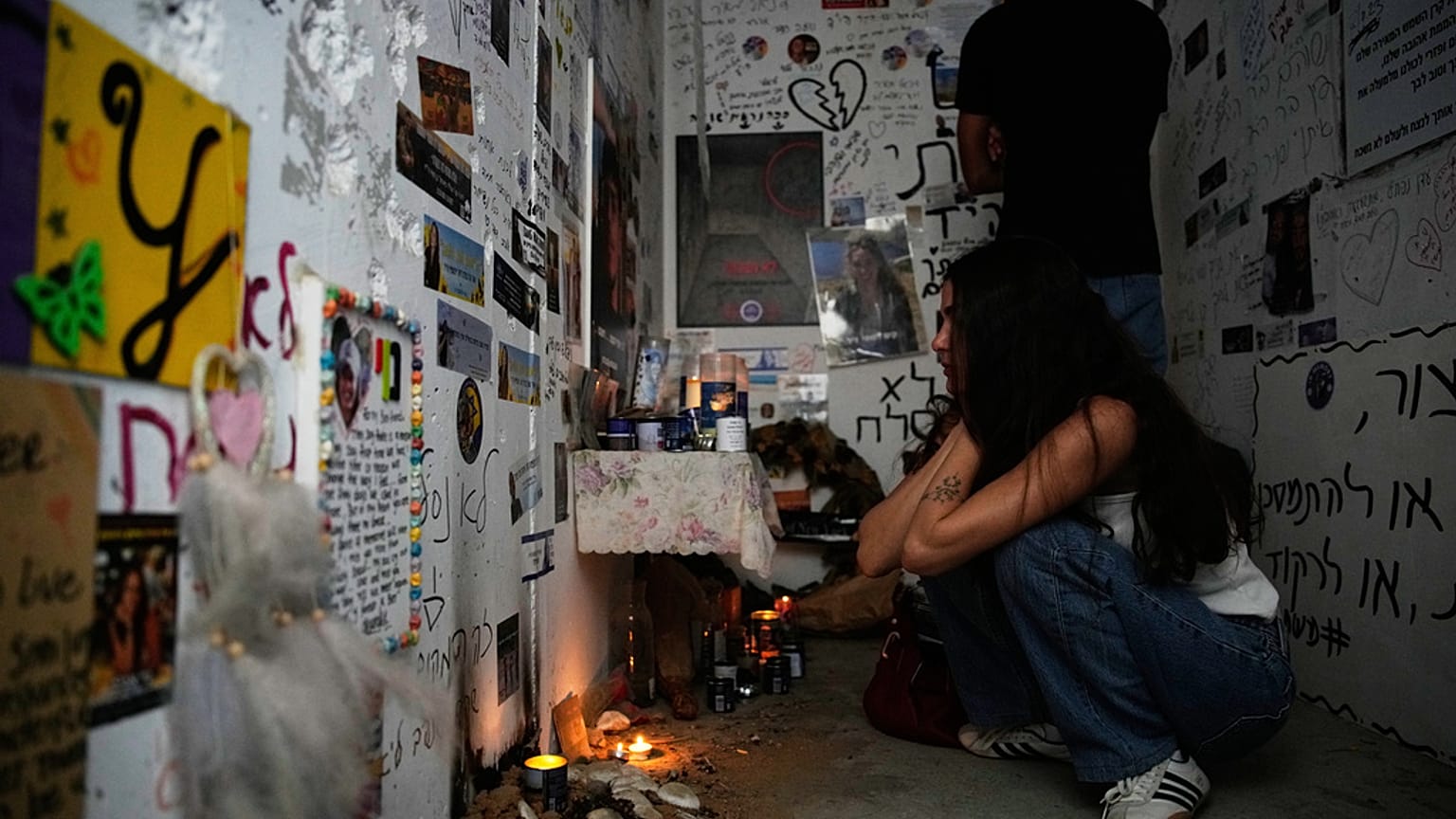 La gente visita un refugio antiaéreo junto a la carretera donde murieron varias personas durante el mortífero ataque de Hamás del 7 de octubre de 2023.