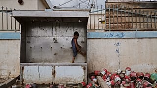 طفل في مخيم للنازحين الفلسطينيين في دير البلح، يوم الاثنين 6 تشرين الأول/أكتوبر 2025. 