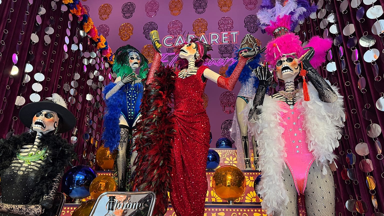 Imagen del altar del Día de Muertos que está expuesto en la Casa de México en Madrid hasta el 9 de noviembre de 2025.