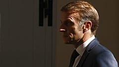 Le président français Emmanuel Macron assiste à la cérémonie d'inauguration des tours de la cathédrale Notre-Dame de Paris, vendredi 19 septembre 2025.