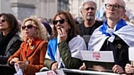 Asisten personas a un evento organizado por la Junta de Diputados de los Judíos Británicos