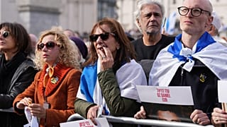 Asisten personas a un evento organizado por la Junta de Diputados de los Judíos Británicos