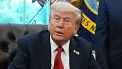 Präsident Donald Trump spricht zu Reportern, bevor er eine Durchführungsverordnung im Oval Office im Weißen Haus unterzeichnet, Montag, 6. Oktober 2025, in Washington.