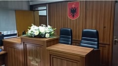 Des collègues du juge assassiné Astrit Kalaja déposent des fleurs sur la scène du crime, à Tirana, le mardi 7 octobre 2025