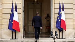 Le Premier ministre français sortant, Sébastien Lecornu, qui a démissionné un jour seulement après avoir nommé son gouvernement, recule après avoir prononcé sa déclaration à l'hôtel Matignon à Paris.