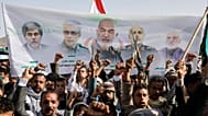 هواداران حوثی در جریان تظاهرات هفتگی ضد آمریکا و ضد اسرائیل در صنعا، پایتخت یمن، روز جمعه ۱۳ ژوئن ۲۰۲۵
